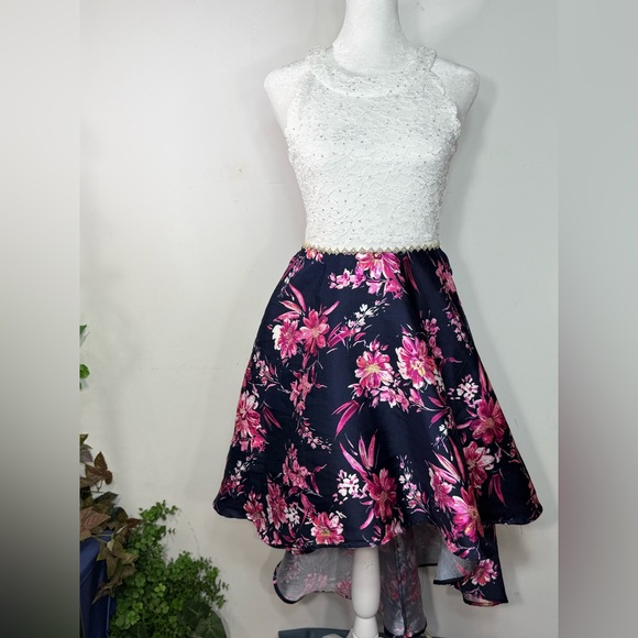 Floral Lace Dress - Picture 1 of 11